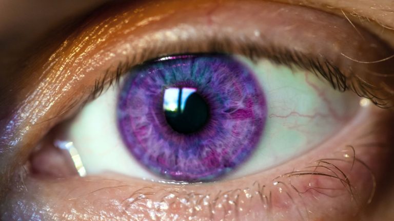 Yeux violet naturel : explications de ce phénomène