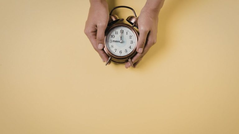 12h12 signification pour célibataire, le message derrière cette heure miroir