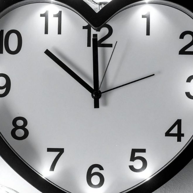 23h23 signification de cette heure miroir pour les célibataires !