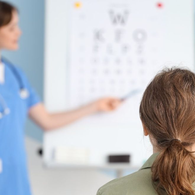 Mouche dans les yeux : causes et que faire ?