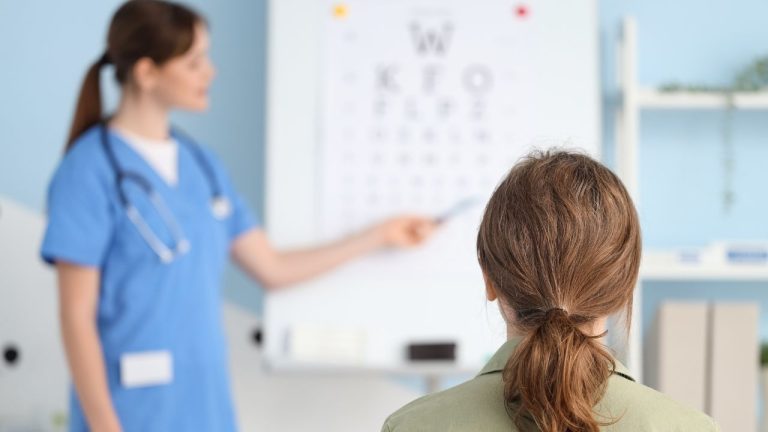 Mouche dans les yeux : causes et que faire ?