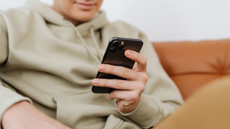 Les 3 SMS qui font craquer un homme instantanément
